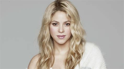 Shakira bares it all in daring photo as she celebrates。